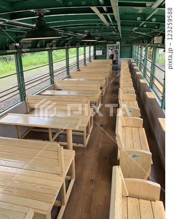 釧路湿原ノロッコ号車内　木製テーブル　木製チェア　釧網本線　観光列車 123259588