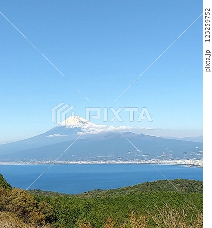 富士山と青空風景 123259752