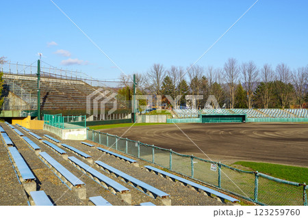 三笠市営野球場（一塁側より） 123259760