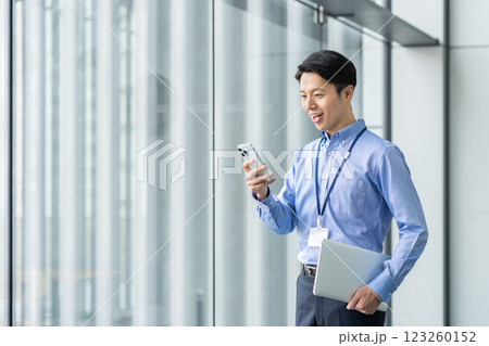 オフィスでスマホを使うミドルのビジネスマン 撮影協力:スカパー東京メディアセンター オフィスでスマホを使うミドルのビジネスマン 撮影協力:スカパー東京メディアセンター 123260152