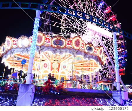 荒川遊園のライトアップされたメリーゴーランドと観覧車 123260173