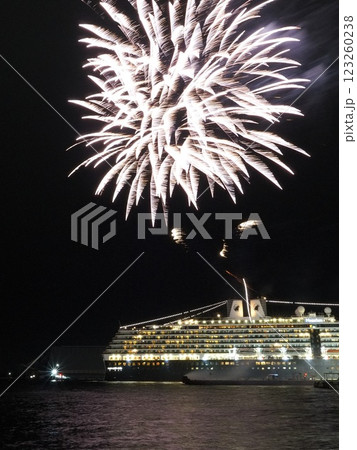 静岡県　清水港を出港するノールダム号と出港時の花火　10月　 123260238