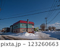 古い家と雪 123260663