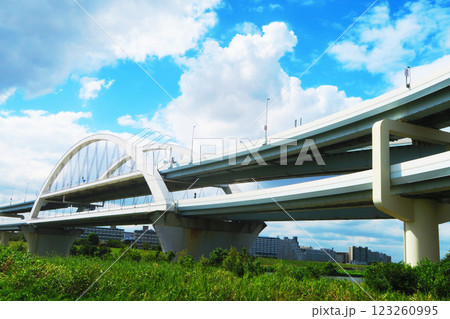 東京都足立区江北にある江北ジャンクションと青空の風景 123260995