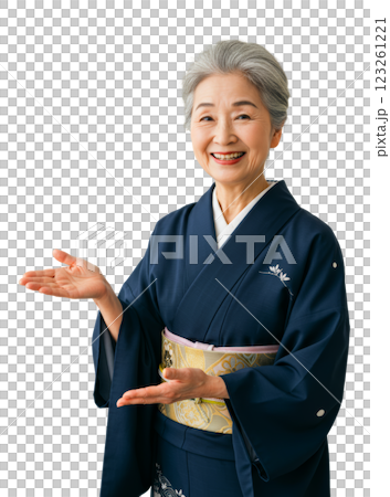 微笑的老年婦女，擺出歡迎的姿勢 123261221