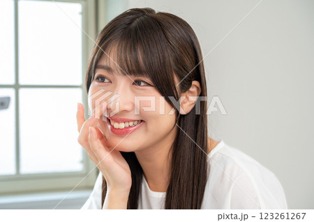 肌を確認する若い女性 肌を確認する若い女性 123261267