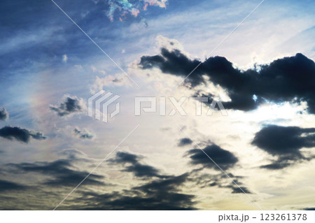 暗雲も広がる夕暮れの空の風景 123261378