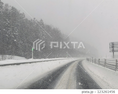 冬の道東自動車道 吹雪 ホワイトアウト スリップ事故 冬の道東自動車道 吹雪 ホワイトアウト スリップ事故 123261456