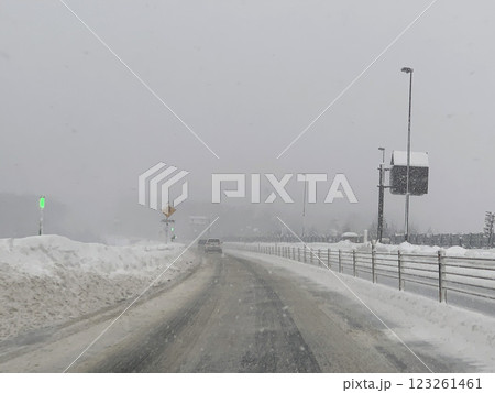 冬の道東自動車道 吹雪 ホワイトアウト スリップ事故 冬の道東自動車道 吹雪 ホワイトアウト スリップ事故 123261461