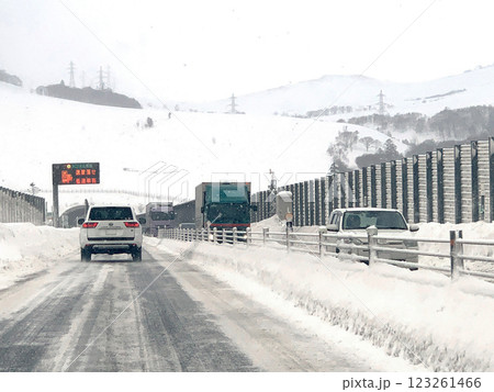 冬の道東自動車道 吹雪 ホワイトアウト スリップ事故 冬の道東自動車道 吹雪 ホワイトアウト スリップ事故 123261466