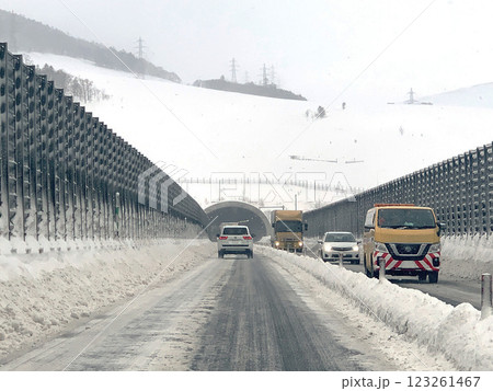 冬の道東自動車道　吹雪　ホワイトアウト　スリップ事故 123261467