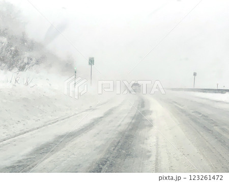 冬の道東自動車道 吹雪 ホワイトアウト スリップ事故 冬の道東自動車道 吹雪 ホワイトアウト スリップ事故 123261472