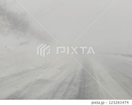 冬の道東自動車道 吹雪 ホワイトアウト スリップ事故 冬の道東自動車道 吹雪 ホワイトアウト スリップ事故 123261474