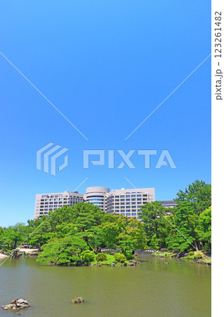 愛知県名古屋市、鶴舞公園の新緑と名大病院の風景 123261482