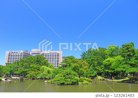 愛知県名古屋市、鶴舞公園の新緑と名大病院の風景 123261483