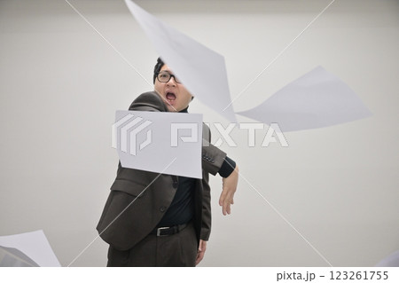 書類を投げる男性 123261755