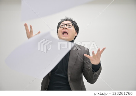 書類を投げる男性 書類を投げる男性 123261760