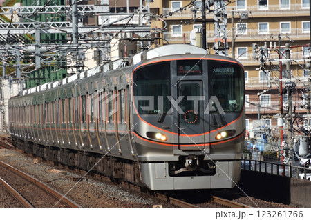 大正駅に到着する大阪環状線323系 123261766