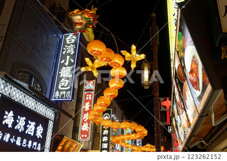横浜中華街の春節夜景 123262152