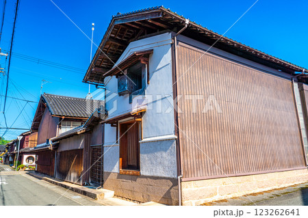 【重要伝統的建築物群保存地区】出石　初夏の朝の宵田通り　兵庫県豊岡市 123262641