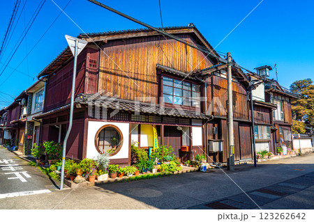 【重要伝統的建築物群保存地区】出石　初夏の朝の宵田通りと田結庄通り　兵庫県豊岡市 123262642