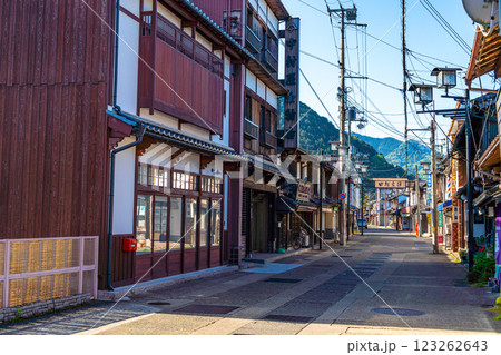 【重要伝統的建築物群保存地区】出石　初夏の朝の田結庄通り　兵庫県豊岡市 123262643