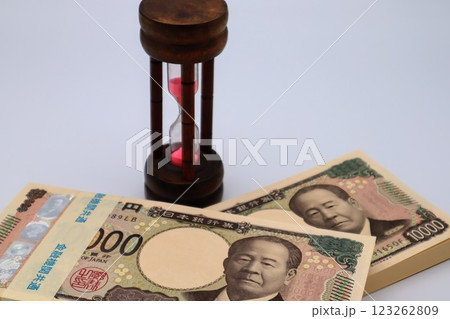 砂時計と札束	 123262809