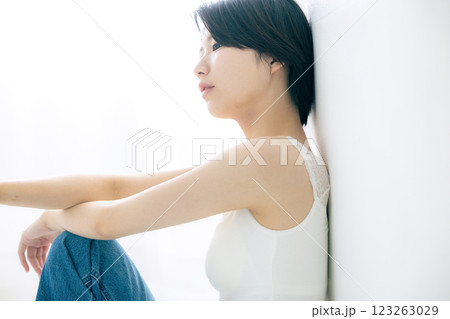憂鬱な表情の女性 ポートレート 憂鬱な表情の女性 ポートレート 123263029