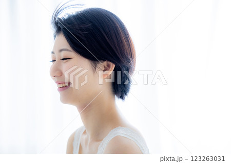 若い女性のビューティーイメージ 123263031