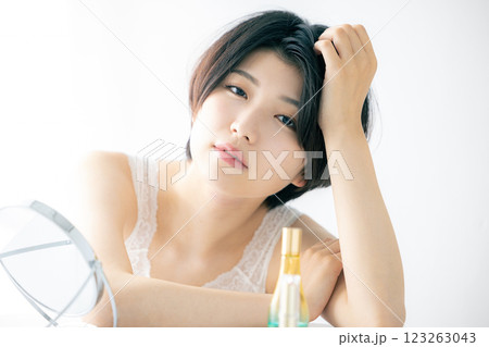 メイクをする若い女性 123263043