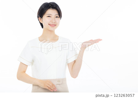 案内する女性看護師 案内する女性看護師 123263057
