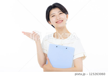 案内する女性看護師 123263060