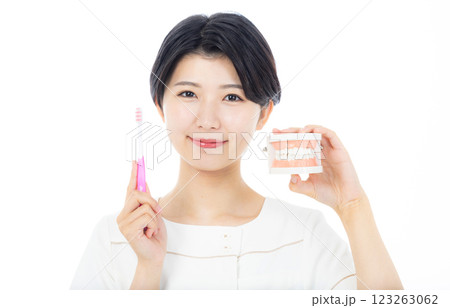 歯ブラシを持つ歯科衛生士 123263062