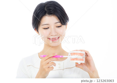 歯ブラシを持つ歯科衛生士 123263063