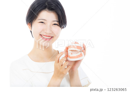 歯ブラシを持つ歯科衛生士 123263065