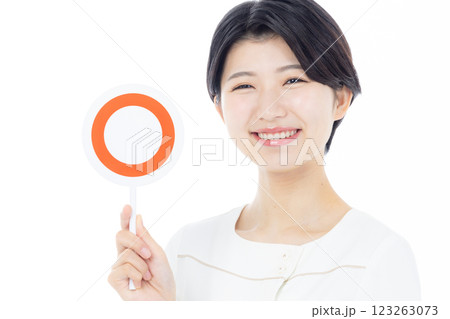 マルを持つ笑顔の看護師 マルを持つ笑顔の看護師 123263073