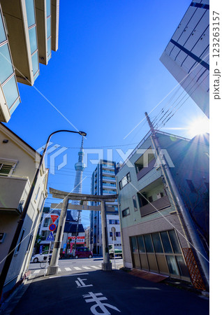 鳥居とスカイツリー 123263157