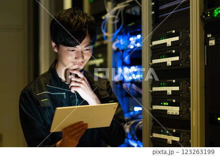 サーバールームで作業する技術者　撮影協力:スカパー東京メディアセンター　 123263199