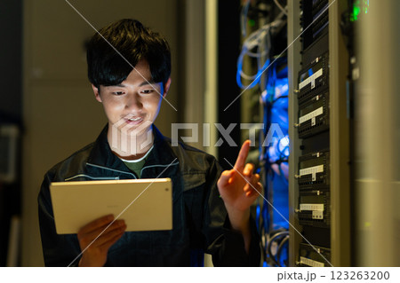 サーバールームで作業する技術者　撮影協力:スカパー東京メディアセンター　 123263200