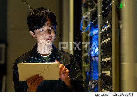 サーバールームで作業する技術者　撮影協力:スカパー東京メディアセンター　 123263201