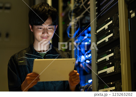 サーバールームで作業する技術者　撮影協力:スカパー東京メディアセンター　 123263202