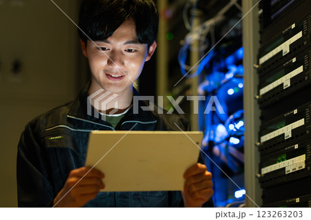 サーバールームで作業する技術者　撮影協力:スカパー東京メディアセンター　 123263203