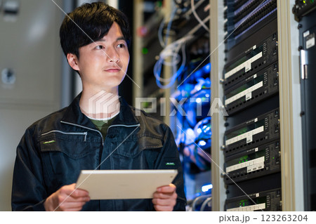 サーバールームで作業する技術者　撮影協力:スカパー東京メディアセンター　 123263204