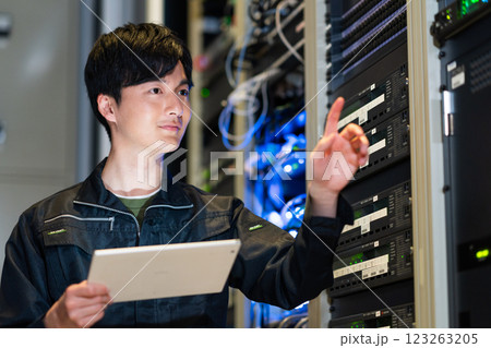 サーバールームで作業する技術者　撮影協力:スカパー東京メディアセンター　 123263205