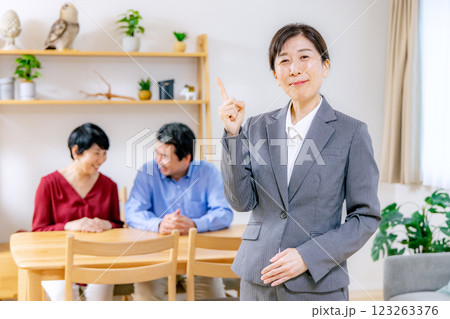 営業マンと老夫婦 123263376