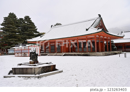 平安神宮の境内と雪景色 123263403