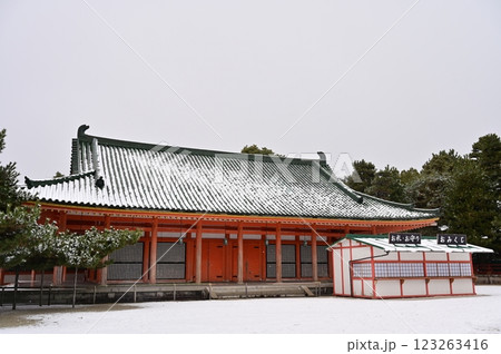 平安神宮の境内と雪景色 123263416