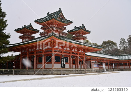 白虎楼・西歩廊と吹雪の景色(平安神宮) 白虎楼・西歩廊と吹雪の景色(平安神宮) 123263550