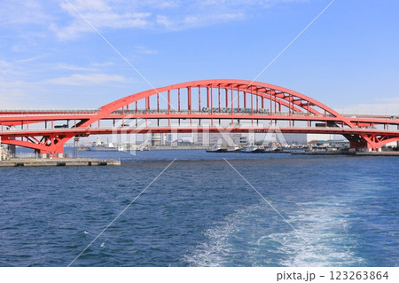 海上から見た神戸大橋 123263864