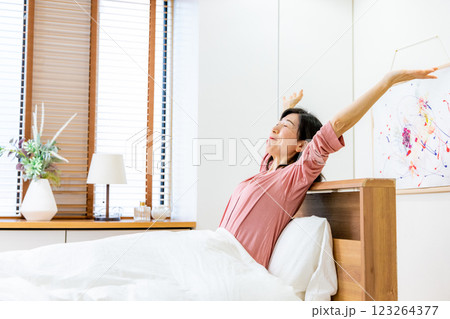 起床する女性 起床する女性 123264377